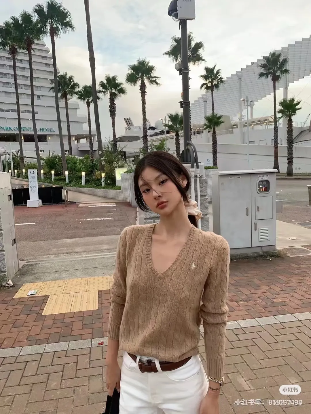 🅿️220 Style number: L04 (khaki) Ralph Lauren RL classic war horse logo embroidered cable pattern twist button V-neck knitted sweater on the chest, same style for men and women, 9 colors Color: beige, navy, black, chick yellow, sky blue, khaki, red, gray, purple Size: XSSML M Shoulder Width 36 Clothes Length 58 Bust 44 L Shoulder Width 37 Clothes Length 60 Bust 46 Soft and glutinous🧶🫶The style is a very classic cable sweater American retro college style Perfect hand comfort. It is a must-have item for spring, autumn and winter wardrobes. It looks great when worn alone or layered as an inner wear. High-density LOGO embroidery on the chest, and original customization of tag accessories. Made of pure cotton yarn 🧶 blended with wool, pure cotton is skin-friendly and comfortable, small label war horse embroidered twist turtleneck sweater 🐎 high quality. Follow the blogger to learn how to wear it! Let’s get a Ralph Lauren cable sweater. It’s a super hard-to-find series after it became popular. It’s hard to find one on the official website. It’s simple and practical to wear, with a lazy and loose feel. The thickened fabric has a more texture, soft and delicate feel, and a loose fit. Whether worn alone or layered, you can wear different styles of fashion with just one piece. ⚠️Contains wool products🦙 Pay attention to the washing method to avoid shrinkage